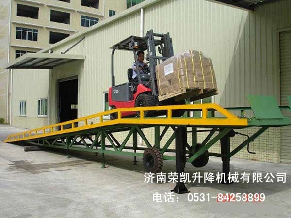 移動(dòng)式登車(chē)橋